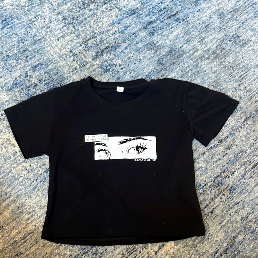 black cropped tee w/ graphic print